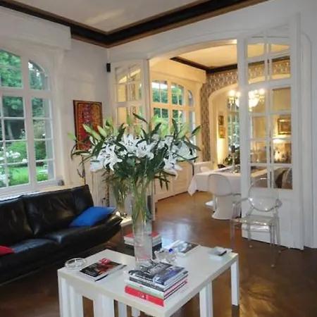 Manoir Le Louis Xxi בית הארחה 4*