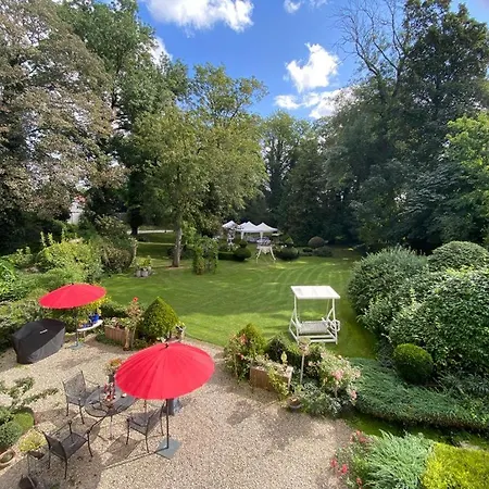 Manoir Le Louis Xxi בית הארחה