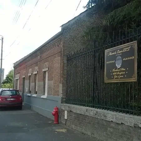 Manoir Le Louis Xxi בית הארחה 4*