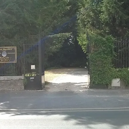 Manoir Le Louis Xxi בית הארחה 4*